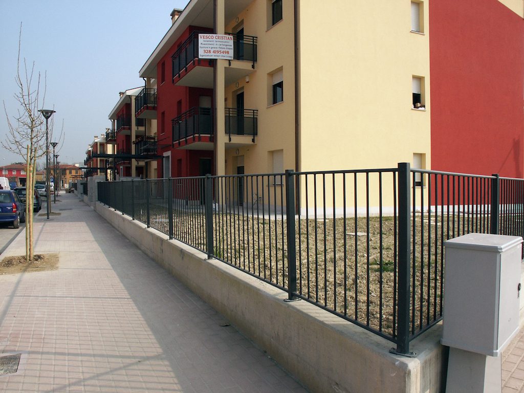 Kit 4 Basi Per Palo Quadro 50x50 | Piastra 10x15 Cm Con 4 Fori Da 1.5 Cm | Zincate A Caldo >450 G/m² | Made In Italy